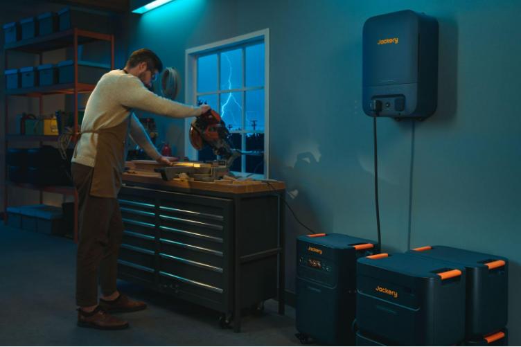 Can I Connect My Roof Solar Panels to the Jackery?