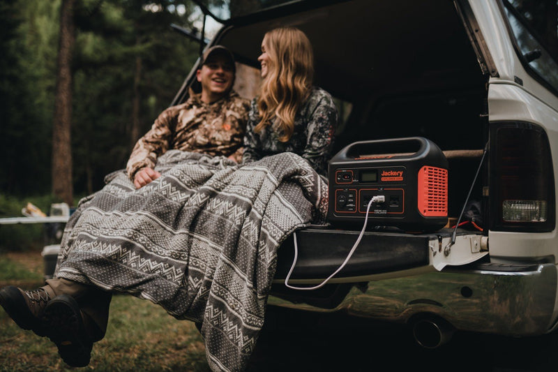 Solar Powered Electric Blanket vs. Solar Generator for Electric Blanket - Jackery