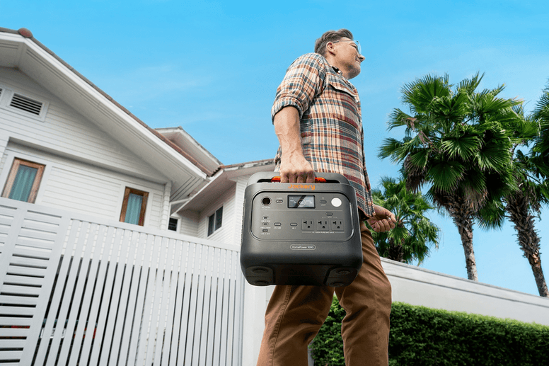 What are the differences between the HomePower 1000 v2 and HomePower 1000 Plus v2? - Jackery