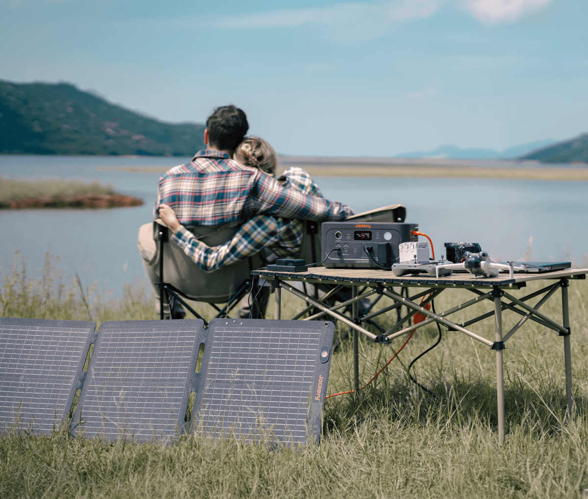 Jackery Solar Generator 600 v2 with SolarSaga 100W Air