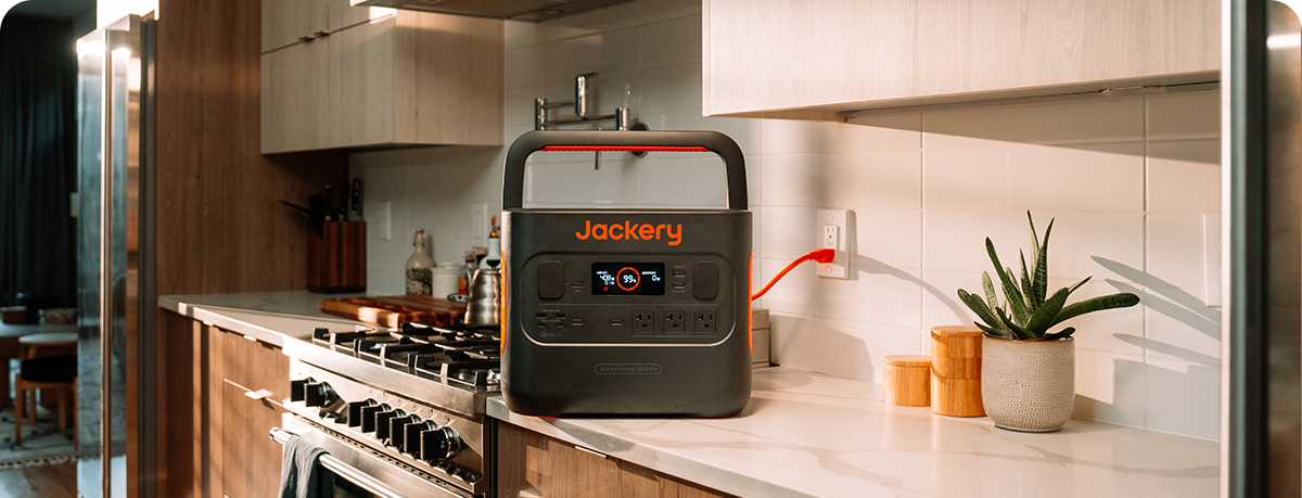 Neuf】 Generateur Station d'énergie portable Jackery Explorer 1500 PRO 1512  Wh + 200W Panneau Solaire Jackery Solarsaga - Équipement caravaning