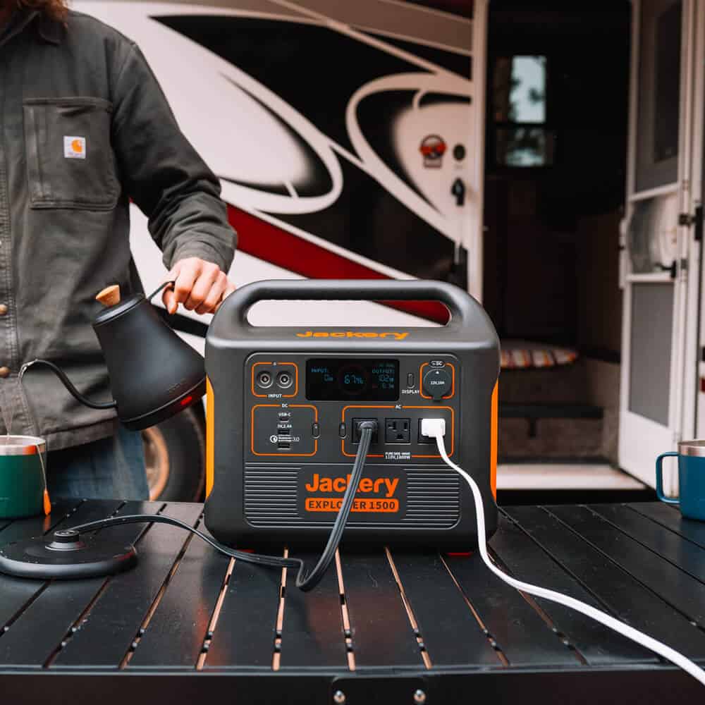 Neuf】 Generateur Station d'énergie portable Jackery Explorer 1500 PRO 1512  Wh + 200W Panneau Solaire Jackery Solarsaga - Équipement caravaning